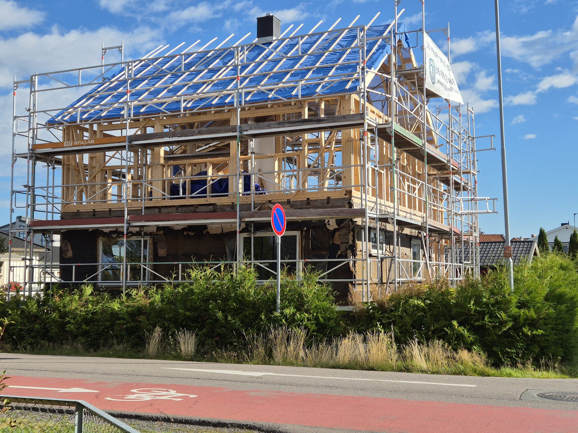 Huset pakket inn i stillas under ombyggingen