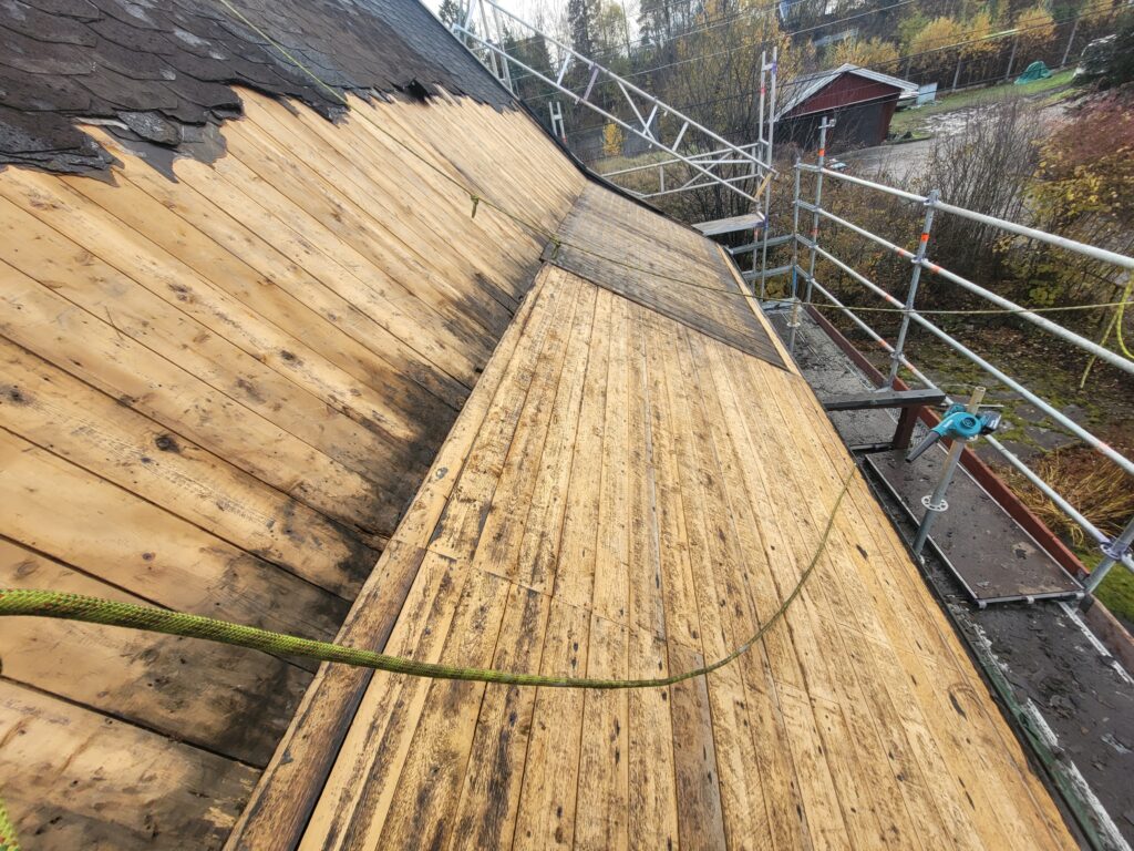 Det gamle taket revet ned til bordkledningen