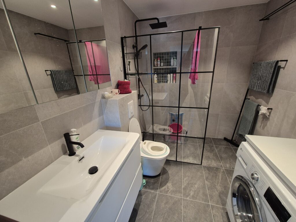Det nyoppussede badet i Ski, med ny dusj, servant og toalett