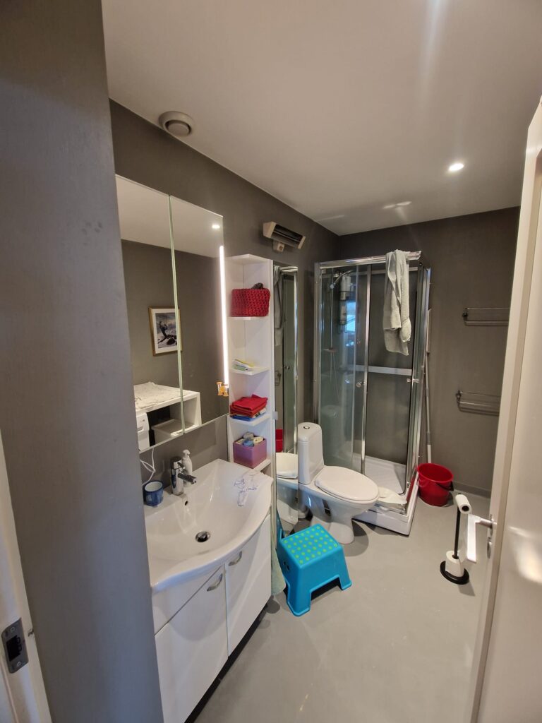 Det gamle badet før renovering, med den opprinnelige dusjkabinetten