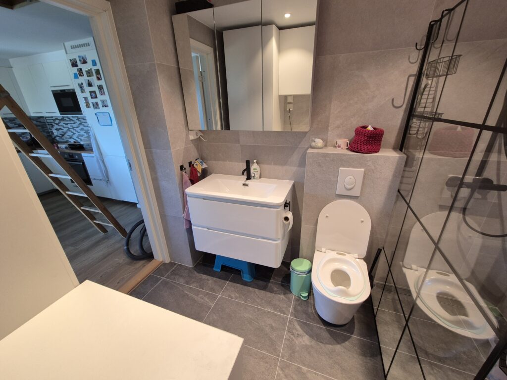 Det ferdige badet i Ski, med servant og toalett